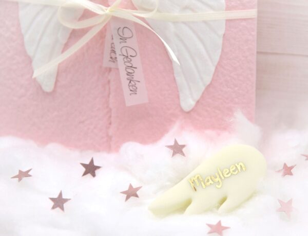 Personalisierbare Trauerkarte für Kinder und Babys aus handgeschöpftem Papier in rosa mit Engelsflügel weiss und Leucht-Fimo Engelsflügel mit Name