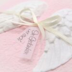 Individuelle Trauerkarte für Kinder und Babys aus handgeschöpftem Papier in rosa mit Engelsflügel weiss