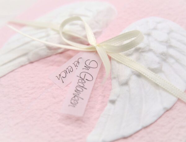 Individuelle Trauerkarte für Kinder und Babys aus handgeschöpftem Papier in rosa mit Engelsflügel weiss