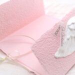 Individuelle Trauerkarte für Kinder und Babys aus handgeschöpftem Papier in rosa mit Engelsflügel weiss