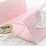Individuelle Trauerkarte für Kinder und Babys aus handgeschöpftem Papier in rosa mit Engelsflügel weiss und Leucht-Fimo Engelsflügel mit Name