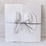 Handgemachte und individualisierbare Trauerkarte Engelsflügel weiss