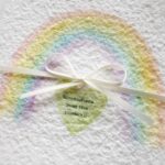 Nahaufnahme der Regenbogen Trauerkarte