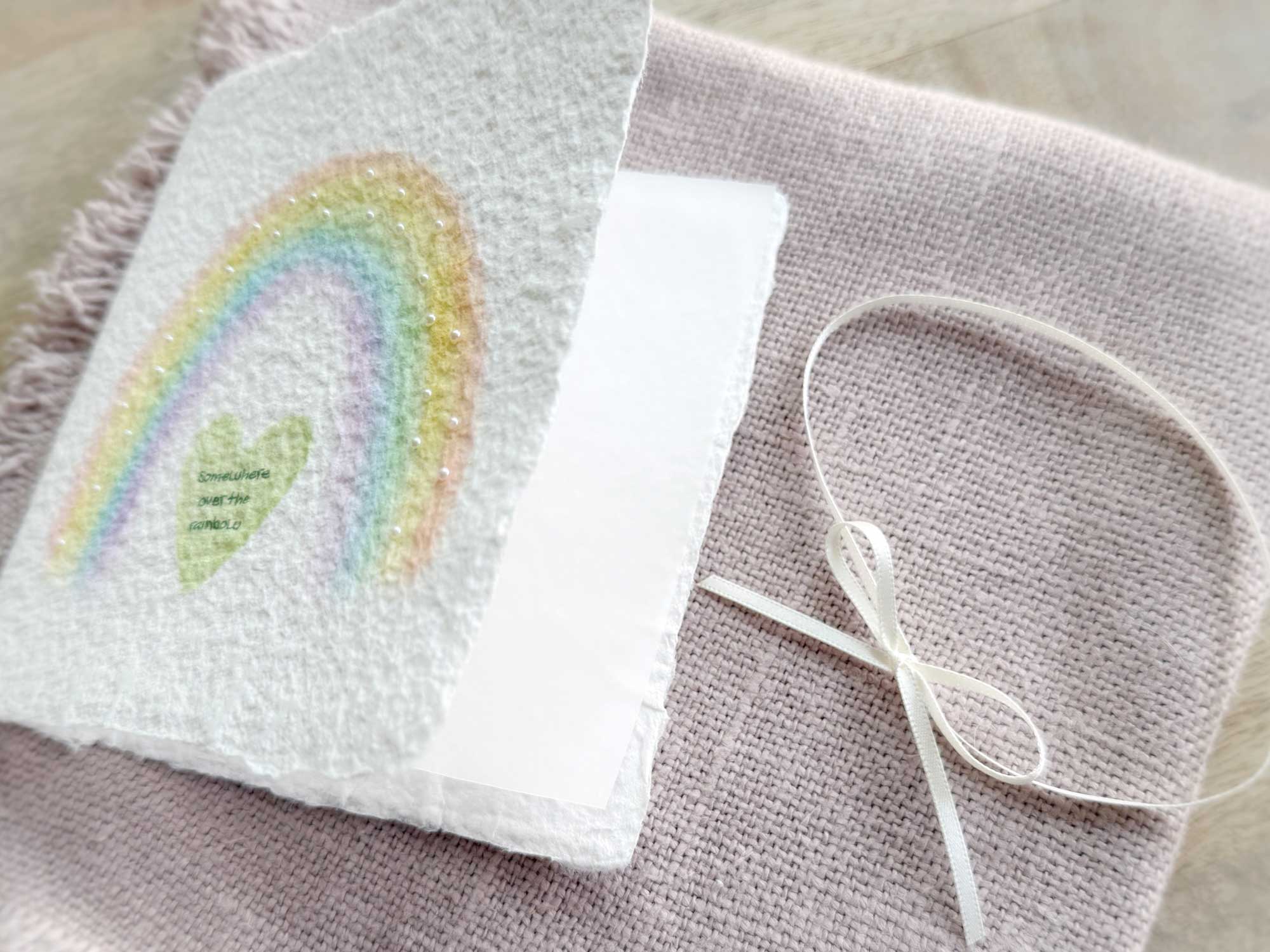 Geöffnete Ansicht der Regenbogen Trauerkarte aus handgeschöpftem Papier - handbemalt mit feinen Perlen