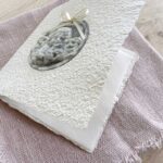 Geöffnete Ansicht Weihnachtskarte "Engel stone" aus handgeschöpftem Papier