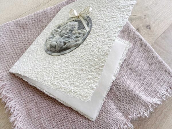 Geöffnete Ansicht Weihnachtskarte "Engel stone" aus handgeschöpftem Papier
