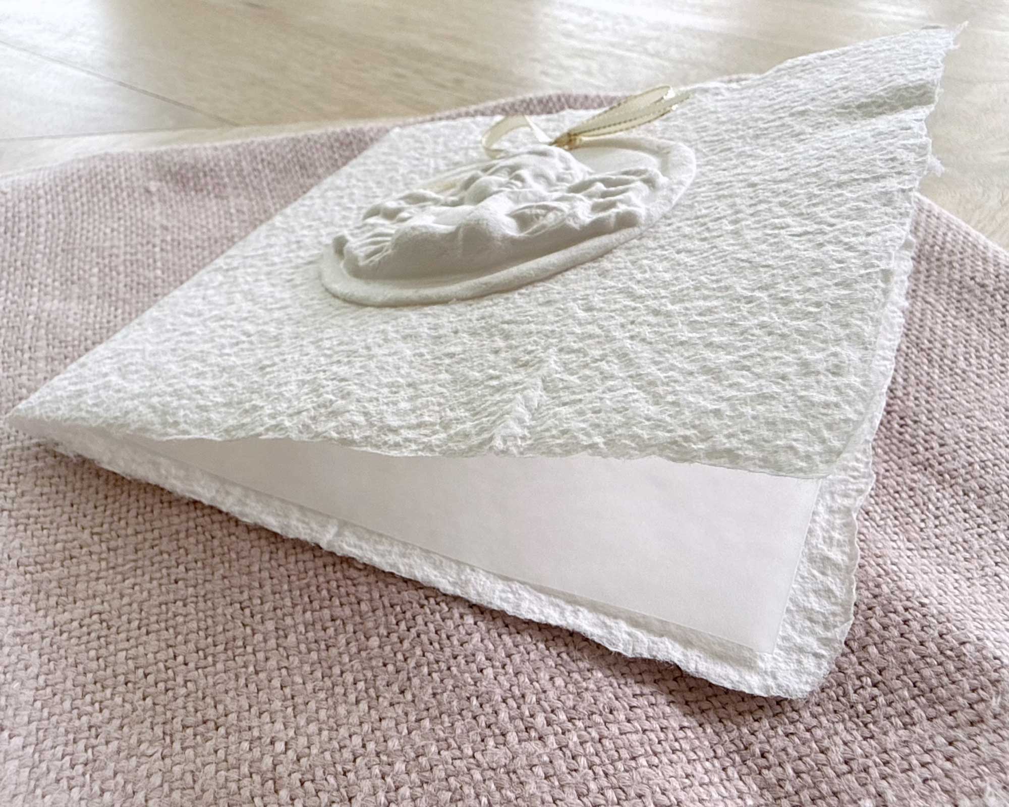 Seitenansicht Weihnachtskarte "Engel weiss" aus handgeschöpftem Papier