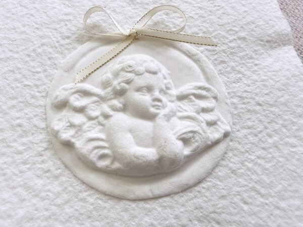 Nahaufnahme Weihnachtskarte "Engel weiss" aus handgeschöpftem Papier