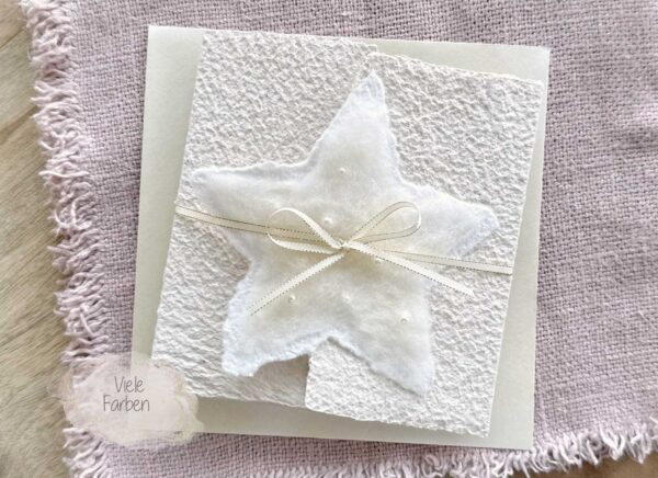 Gatefold Weihnachtskarte aus handgeschöpftem Papier mit gefilztem Stern mit Perlen, Satinband auf Kuvert