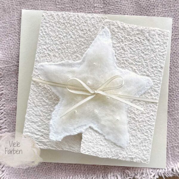 Gatefold Weihnachtskarte aus handgeschöpftem Papier mit gefilztem Stern mit Perlen, Satinband auf Kuvert