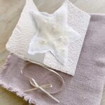 Geöffnete Ansicht Geatefold Weihnachtskarte aus handgeschöpftem Papier mit einem handgefilzten Stern mit Perlen.