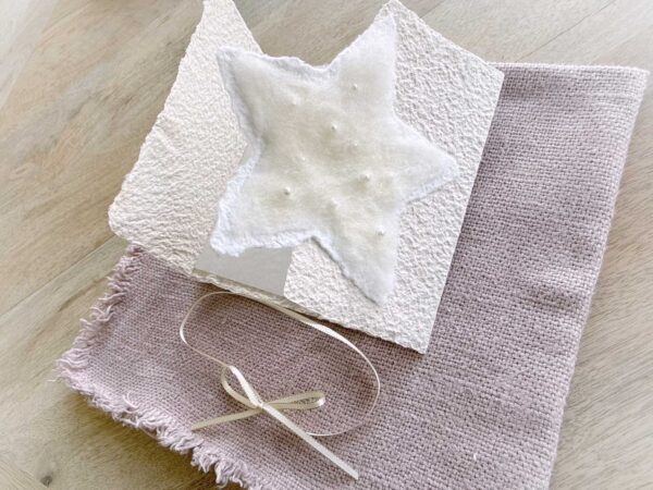 Geöffnete Ansicht Geatefold Weihnachtskarte aus handgeschöpftem Papier mit einem handgefilzten Stern mit Perlen.