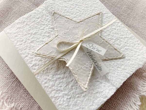 Handgeschöpfte Weihnachtskarte mit geprägtem Stern aus Transparentpapier