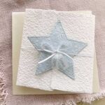 Handgeschöpfte Weihnachtskarte Stern in Hellblau mit Schneeflockenprägung