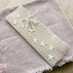 Personalisierte Weihnachtskarte beige aus handgeschöpftem Papier mit Sternli, Gold und Perlenglanz