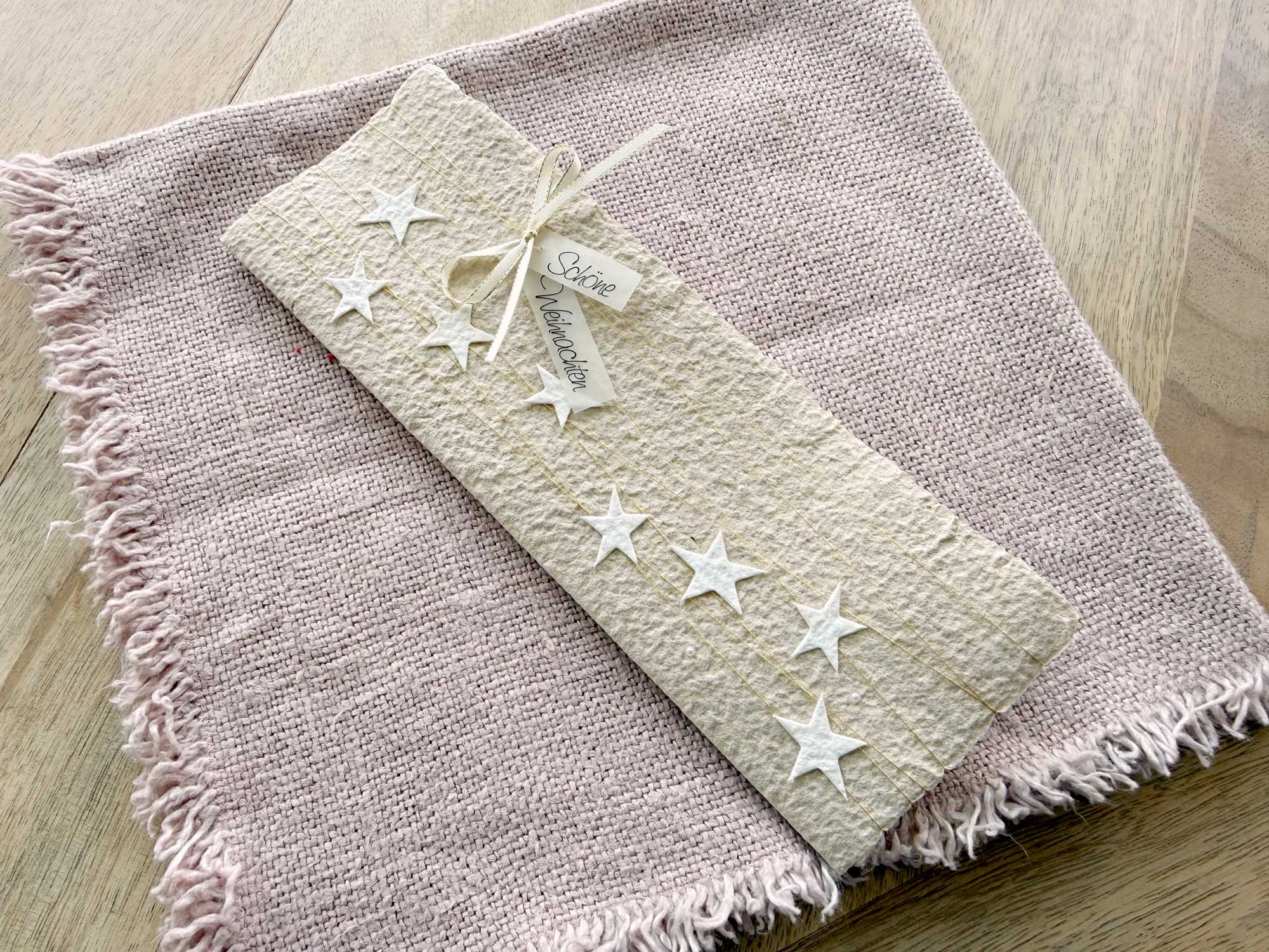 Personalisierte Weihnachtskarte beige aus handgeschöpftem Papier mit Sternli, Gold und Perlenglanz