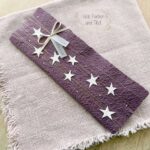 Personalisierte Weihnachtskarte mauve aus handgeschöpftem Papier mit Sternli, Gold und Perlenglanz