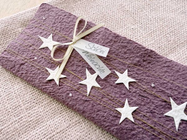 Nahaufnahme Weihnachtskarte mauve aus handgeschöpftem Papier mit Sternli, Gold und Perlenglanz