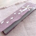 Handgeschöpfte Weihnachtskarte mauve mit Sternli, Gold und Perlenglanz