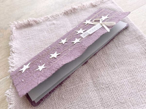 Handgeschöpfte Weihnachtskarte mauve mit Sternli, Gold und Perlenglanz