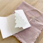 Geöffnete Gatefold Weihnachtskarte Tannenbaum aus Büttenpapier mit Einlegeblatt und Schleife