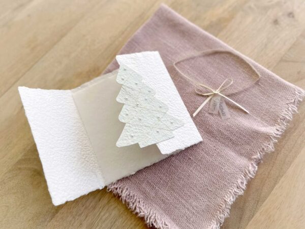 Geöffnete Gatefold Weihnachtskarte Tannenbaum aus Büttenpapier mit Einlegeblatt und Schleife