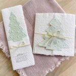 Weihnachtskarte Tannenbaum in zwei Formaten: DIN Lang mit Stempel und Gatefold mit Satinband
