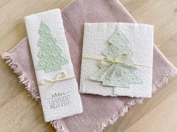 Weihnachtskarte Tannenbaum in zwei Formaten: DIN Lang mit Stempel und Gatefold mit Satinband