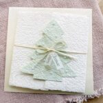 Weihnachtskarte Tannenbaum aus handgeschöpftem Papier mit Goldfaden und Satinband