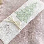 Nahaufnahme der Weihnachtskarte Tannenbaum DIN lang mit Stempel "Schöni Wiehnacht"