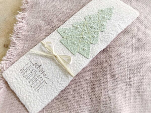 Nahaufnahme der Weihnachtskarte Tannenbaum DIN lang mit Stempel "Schöni Wiehnacht"