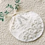 Personalisierbare Weihnachtskarte Christbaumkugel aus handgeschöpftem Papier mit 3D Kugelmotiv, grünem Zweig und cremefarbener Satinschleife.